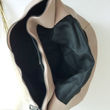 Lataa kuva Galleria-katseluun, Tyylikäs ja tilava ELUISE nahkalaukku. Laukussa yksi iso avotasku ja iso vetoketjullinen tasku. Vetoketjullisen taskun sisältä löytyy kaksi avotaskua sekä vetoketjullinen sisätasku. Koko: pituus 38 cm, korkeus 27cm Hihna: kiinteäolkahihna 58cm, säädettävähihnan max pituus 115 cm Materiaali: nahka valmistusmaa Italia