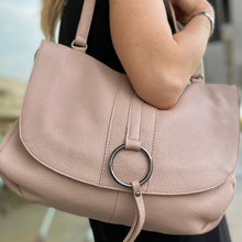 Lataa kuva Galleria-katseluun, Tyylikäs ja tilava ELUISE nahkalaukku. Laukussa yksi iso avotasku ja iso vetoketjullinen tasku. Vetoketjullisen taskun sisältä löytyy kaksi avotaskua sekä vetoketjullinen sisätasku. Koko: pituus 38 cm, korkeus 27cm Hihna: kiinteäolkahihna 58cm, säädettävähihnan max pituus 115 cm Materiaali: nahka valmistusmaa Italia