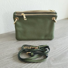 Lataa kuva Galleria-katseluun, Monikäyttöinen DEMI laukku koostuu kolmesta erillisestä pikkulaukusta, jotka pysyvät yhdessä kahden ison kultaisen lukon ansiosta. Kaikissa laukuissa vetoketjullinen kiinnitys ja säädettävä olkahihna. Tilanteen mukaan voi käyttää kaikkea kolmea laukkua yhdessä tai ottaa osan pois