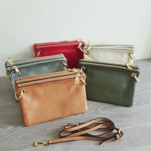 Lataa kuva Galleria-katseluun, Monikäyttöinen DEMI laukku koostuu kolmesta erillisestä pikkulaukusta, jotka pysyvät yhdessä kahden ison kultaisen lukon ansiosta. Kaikissa laukuissa vetoketjullinen kiinnitys ja säädettävä olkahihna. Tilanteen mukaan voi käyttää kaikkea kolmea laukkua yhdessä tai ottaa osan pois.