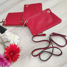 Lataa kuva Galleria-katseluun, Monikäyttöinen DEMI laukku koostuu kolmesta erillisestä pikkulaukusta, jotka pysyvät yhdessä kahden ison kultaisen lukon ansiosta. Kaikissa laukuissa vetoketjullinen kiinnitys ja säädettävä olkahihna. Tilanteen mukaan voi käyttää kaikkea kolmea laukkua yhdessä tai ottaa osan pois