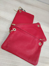 Lataa kuva Galleria-katseluun, Monikäyttöinen DEMI laukku koostuu kolmesta erillisestä pikkulaukusta, jotka pysyvät yhdessä kahden ison kultaisen lukon ansiosta. Kaikissa laukuissa vetoketjullinen kiinnitys ja säädettävä olkahihna. Tilanteen mukaan voi käyttää kaikkea kolmea laukkua yhdessä tai ottaa osan pois