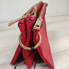 Lataa kuva Galleria-katseluun, Monikäyttöinen DEMI laukku koostuu kolmesta erillisestä pikkulaukusta, jotka pysyvät yhdessä kahden ison kultaisen lukon ansiosta. Kaikissa laukuissa vetoketjullinen kiinnitys ja säädettävä olkahihna. Tilanteen mukaan voi käyttää kaikkea kolmea laukkua yhdessä tai ottaa osan pois