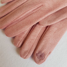 Lataa kuva Galleria-katseluun, Ihanan pehmeät sormikkaat, etusormessa on kosketusnäyttöomimaisuus. Kangas muistuttaa mokkanahkaa. Väri roosa.