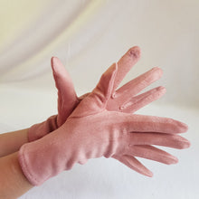Lataa kuva Galleria-katseluun, Ihanan pehmeät sormikkaat, etusormessa on kosketusnäyttöomimaisuus. Kangas muistuttaa mokkanahkaa. Väri roosa.