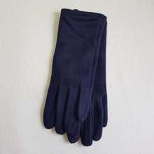 Lataa kuva Galleria-katseluun, Ihanan pehmeät sormikkaat, etusormessa on kosketusnäyttöomimaisuus. Kangas muistuttaa mokkanahkaa. Väri tummansininen.