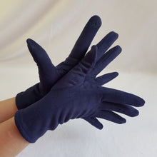 Lataa kuva Galleria-katseluun, Ihanan pehmeät sormikkaat, etusormessa on kosketusnäyttöomimaisuus. Kangas muistuttaa mokkanahkaa. Väri tummansininen.