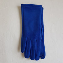 Lataa kuva Galleria-katseluun, Ihanan pehmeät sormikkaat, etusormessa on kosketusnäyttöomimaisuus. Kangas muistuttaa mokkanahkaa. Väri ultrasininen.