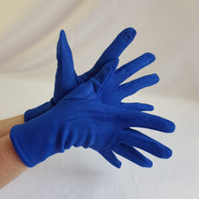 Lataa kuva Galleria-katseluun, Ihanan pehmeät sormikkaat, etusormessa on kosketusnäyttöomimaisuus. Kangas muistuttaa mokkanahkaa. Väri ultrasininen.