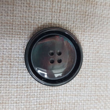 Lataa kuva Galleria-katseluun, Klassinen nelireikäinen läpiommeltava polyesterinappi. Laadukas polyesterimateriaali antaa kauniin helmiäiskiillon nappipinnalle. Kevyt, 4 mm paksuinen, koot 25 mm, 27 mm, 30 mm, 34 mm. Sopii mainiosti miesten ja naisten pikkutakkeihin, villakangastakkeihin ja neuleisiin. Värit helmiäisharmaa ja helmiäisruskea.