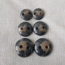 Lataa kuva Galleria-katseluun, Tyylikäs läpiommeltava koristeellinen nappi. Nappi on polyesteria ja napin pintaan on laseroitu abstrakti beige kuviointi. Nappi sopii hyvin villakangastakkeihin, turkistakkeihin, paksuihin neuleisiin ja jakkuihin. Väri on musta/ beige/ harmaa meleeraus. Koot 20 mm (paksuus 7 mm), 25 mm (paksuus 6 mm), 30 mm (paksuus 8 mm).