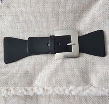 Lataa kuva Galleria-katseluun, Tyylikäs koristesolki joka sopii kiinnikkeeksi Jakkuihin, takkeihin, neuleisiin ja esimerkiksi laukkuihin. Materiaali: tekonahka / metallisolki. Väri: musta / kirkas hopea Nahkaosan pituus 12 cm, levein osa 4 cm, keskeltä 2.5 cm. Metallisoljen koko pituus 11.9 cm, levein osa 4 cm, keskeltä 2.5 cm Soljen paksuus noin 1 cm