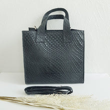 Lataa kuva Galleria-katseluun, LILI on tyylikäs suorakulmainen nahkalaukku, jossa on yksi tilava tasku, vetoketjukiinnitys, kantokahvat ja säädettävä olkahihna. Koko: pituus 27 cm, korkeus 24 cm, syvyys 14 cm. Väri: ruskea, hopeanväriset metalliosat. Hihna: leveys 1,5 cm, max pituus 118 cm. Valmistusmaa: Italia.