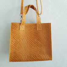 Lataa kuva Galleria-katseluun, LILI on tyylikäs suorakulmainen nahkalaukku, jossa on yksi tilava tasku, vetoketjukiinnitys, kantokahvat ja säädettävä olkahihna. Koko: pituus 27 cm, korkeus 24 cm, syvyys 14 cm. Väri: ruskea, hopeanväriset metalliosat. Hihna: leveys 1,5 cm, max pituus 118 cm. Valmistusmaa: Italia.