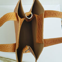 Lataa kuva Galleria-katseluun, LILI on tyylikäs suorakulmainen nahkalaukku, jossa on yksi tilava tasku, vetoketjukiinnitys, kantokahvat ja säädettävä olkahihna. Koko: pituus 27 cm, korkeus 24 cm, syvyys 14 cm. Väri: ruskea, hopeanväriset metalliosat. Hihna: leveys 1,5 cm, max pituus 118 cm. Valmistusmaa: Italia.