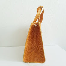 Lataa kuva Galleria-katseluun, LILI on tyylikäs suorakulmainen nahkalaukku, jossa on yksi tilava tasku, vetoketjukiinnitys, kantokahvat ja säädettävä olkahihna. Koko: pituus 27 cm, korkeus 24 cm, syvyys 14 cm. Väri: ruskea, hopeanväriset metalliosat. Hihna: leveys 1,5 cm, max pituus 118 cm. Valmistusmaa: Italia.