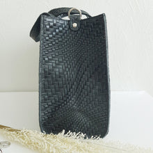 Lataa kuva Galleria-katseluun, LILI on tyylikäs suorakulmainen nahkalaukku, jossa on yksi tilava tasku, vetoketjukiinnitys, kantokahvat ja säädettävä olkahihna. Koko: pituus 27 cm, korkeus 24 cm, syvyys 14 cm. Väri: ruskea, hopeanväriset metalliosat. Hihna: leveys 1,5 cm, max pituus 118 cm. Valmistusmaa: Italia.