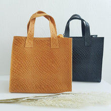 Lataa kuva Galleria-katseluun, LILI on tyylikäs suorakulmainen nahkalaukku, jossa on yksi tilava tasku, vetoketjukiinnitys, kantokahvat ja säädettävä olkahihna. Koko: pituus 27 cm, korkeus 24 cm, syvyys 14 cm. Väri: ruskea, hopeanväriset metalliosat. Hihna: leveys 1,5 cm, max pituus 118 cm. Valmistusmaa: Italia.