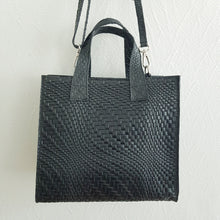 Lataa kuva Galleria-katseluun, LILI on tyylikäs suorakulmainen nahkalaukku, jossa on yksi tilava tasku, vetoketjukiinnitys, kantokahvat ja säädettävä olkahihna. Koko: pituus 27 cm, korkeus 24 cm, syvyys 14 cm. Väri: ruskea, hopeanväriset metalliosat. Hihna: leveys 1,5 cm, max pituus 118 cm. Valmistusmaa: Italia.