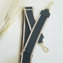 Lataa kuva Galleria-katseluun, Leveä koristeellinen polyesteri/ nahka hihna kullanvärisillä pistolukoilla, leveys 5,5 cm, säädettävä pituus max. 128 cm
