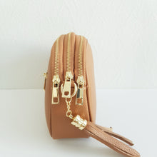 Lataa kuva Galleria-katseluun, LILY nahkainen crossbody-laukku kolmella vetoketjuosastolla sivulta