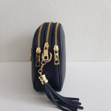 Lataa kuva Galleria-katseluun, LILY musta nahkainen crossbody-laukku vetoketjutaskulla sivusta kuvattuna
