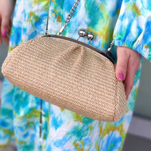 Lataa kuva Galleria-katseluun, Kaunis LUISA clutch-mallinen laukku on valmistettu vahvasta raffia-palmusta. Laukussa tummanhopea metallihihna. Sisällä vetoketjullinen sivutasku. Koko: pituus 32 cm, korkeus 23 cm, syvyys 12 cm. Metallihihnan pituus 117 cm Materiaali: raffia-palmun lanka/ kangas / metalli Valmistusmaa Italia