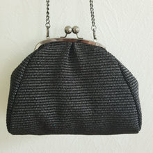 Lataa kuva Galleria-katseluun, Kaunis LUISA clutch-mallinen laukku on valmistettu vahvasta raffia-palmusta. Laukussa tummanhopea metallihihna. Sisällä vetoketjullinen sivutasku. Koko: pituus 32 cm, korkeus 23 cm, syvyys 12 cm. Metallihihnan pituus 117 cm Materiaali: raffia-palmun lanka/ kangas / metalli Valmistusmaa Italia