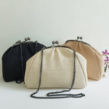 Lataa kuva Galleria-katseluun, Kaunis LUISA clutch-mallinen laukku on valmistettu vahvasta raffia-palmusta. Laukussa tummanhopea metallihihna. Sisällä vetoketjullinen sivutasku. Koko: pituus 32 cm, korkeus 23 cm, syvyys 12 cm. Metallihihnan pituus 117 cm Materiaali: raffia-palmun lanka/ kangas / metalli Valmistusmaa Italia