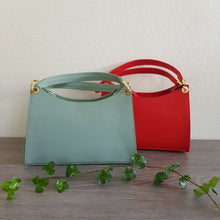 Lataa kuva Galleria-katseluun, Tyylikäs laukku kultaisella vetoketjukiinnityksellä. Laukun sisällä on pieni sivutasku.