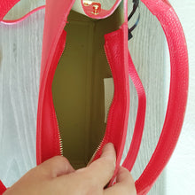 Lataa kuva Galleria-katseluun, Tyylikäs laukku kultaisella vetoketjukiinnityksellä. Laukun sisällä on pieni sivutasku.