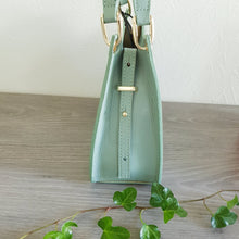 Lataa kuva Galleria-katseluun, Tyylikäs laukku kultaisella vetoketjukiinnityksellä. Laukun sisällä on pieni sivutasku.