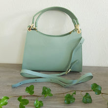 Lataa kuva Galleria-katseluun, Tyylikäs laukku kultaisella vetoketjukiinnityksellä. Laukun sisällä on pieni sivutasku.