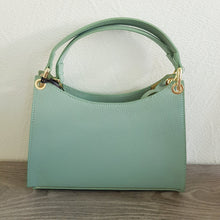 Lataa kuva Galleria-katseluun, Tyylikäs laukku kultaisella vetoketjukiinnityksellä. Laukun sisällä on pieni sivutasku.