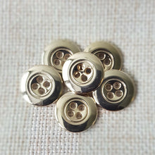 Lataa kuva Galleria-katseluun, Kaunis pieni nelireikäinen metallinappi, jota sanotaan Mari-napiksi. Napin nimitys tulee Marimekon käyttämistä napeista. Tämä on todella ohut metallinappi, jota käytetään hameissa, housuissa, paitapuseroissa ja taskunappina. Käy myös piilonapitukseen. Koot 13 mm ja 15 mm. Värit matta hopea, kirkas hopea, kulta, messinki ja tumma hopea.