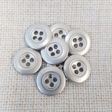 Lataa kuva Galleria-katseluun, Kaunis pieni nelireikäinen metallinappi, jota sanotaan Mari-napiksi. Napin nimitys tulee Marimekon käyttämistä napeista. Tämä on todella ohut metallinappi, jota käytetään hameissa, housuissa, paitapuseroissa ja taskunappina. Käy myös piilonapitukseen. Koot 13 mm ja 15 mm. Värit matta hopea, kirkas hopea, kulta, messinki ja tumma hopea.