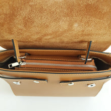 Lataa kuva Galleria-katseluun, Supertyyliä edustava laukku, aitoa nahkaa, tilavuutta riittää, hopeanväriset metalliosat, sisällä yksi vetoketjullinen tasku. Koko: pituus 31cm, korkeus 22 cm, syvyys 9cm Hihna: leveys 1,8 cm, max pituus 120 cm Valmistusmaa: Italia