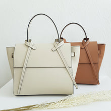 Lataa kuva Galleria-katseluun, Supertyyliä edustava laukku, aitoa nahkaa, tilavuutta riittää, hopeanväriset metalliosat, sisällä yksi vetoketjullinen tasku. Koko: pituus 31cm, korkeus 22 cm, syvyys 9cm Hihna: leveys 1,8 cm, max pituus 120 cm Valmistusmaa: Italia