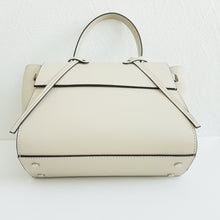 Lataa kuva Galleria-katseluun, Supertyyliä edustava laukku, aitoa nahkaa, tilavuutta riittää, hopeanväriset metalliosat, sisällä yksi vetoketjullinen tasku. Koko: pituus 31cm, korkeus 22 cm, syvyys 9cm Hihna: leveys 1,8 cm, max pituus 120 cm Valmistusmaa: Italia