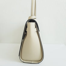Lataa kuva Galleria-katseluun, Supertyyliä edustava laukku, aitoa nahkaa, tilavuutta riittää, hopeanväriset metalliosat, sisällä yksi vetoketjullinen tasku. Koko: pituus 31cm, korkeus 22 cm, syvyys 9cm Hihna: leveys 1,8 cm, max pituus 120 cm Valmistusmaa: Italia