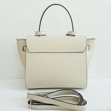 Lataa kuva Galleria-katseluun, Supertyyliä edustava laukku, aitoa nahkaa, tilavuutta riittää, hopeanväriset metalliosat, sisällä yksi vetoketjullinen tasku. Koko: pituus 31cm, korkeus 22 cm, syvyys 9cm Hihna: leveys 1,8 cm, max pituus 120 cm Valmistusmaa: Italia