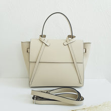 Lataa kuva Galleria-katseluun, Supertyyliä edustava laukku, aitoa nahkaa, tilavuutta riittää, hopeanväriset metalliosat, sisällä yksi vetoketjullinen tasku. Koko: pituus 31cm, korkeus 22 cm, syvyys 9cm Hihna: leveys 1,8 cm, max pituus 120 cm Valmistusmaa: Italia