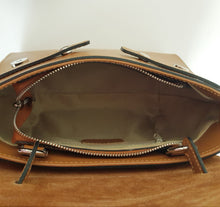 Lataa kuva Galleria-katseluun, Supertyyliä edustava laukku, aitoa nahkaa, tilavuutta riittää, hopeanväriset metalliosat, sisällä yksi vetoketjullinen tasku. Koko: pituus 31cm, korkeus 22 cm, syvyys 9cm Hihna: leveys 1,8 cm, max pituus 120 cm Valmistusmaa: Italia