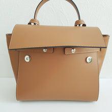 Lataa kuva Galleria-katseluun, Supertyyliä edustava laukku, aitoa nahkaa, tilavuutta riittää, hopeanväriset metalliosat, sisällä yksi vetoketjullinen tasku. Koko: pituus 31cm, korkeus 22 cm, syvyys 9cm Hihna: leveys 1,8 cm, max pituus 120 cm Valmistusmaa: Italia