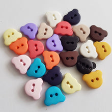 Lataa kuva Galleria-katseluun, Matta pintainen nalle-nappi, 15 mm leveys, läpiommeltava, 2 reikää. Hauska ja värikäs nappi sopii lasten paitoihin, neuleisiin, mekkoihin ja käy koristenapiksi. Kymmenen eri väriä!