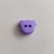 Lataa kuva Galleria-katseluun, Matta pintainen nalle-nappi, 15 mm leveys, läpiommeltava, 2 reikää. Hauska ja värikäs nappi sopii lasten paitoihin, neuleisiin, mekkoihin ja käy koristenapiksi. Kymmenen eri väriä: valkoinen, beige, vaaleanpunainen, keltainen, punainen, oranssi, lila, sinappi, turkoosi, tummansininen, tummanruskea, musta.