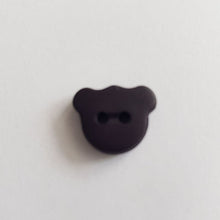 Lataa kuva Galleria-katseluun, Matta pintainen nalle-nappi, 15 mm leveys, läpiommeltava, 2 reikää. Hauska ja värikäs nappi sopii lasten paitoihin, neuleisiin, mekkoihin ja käy koristenapiksi. Kymmenen eri väriä: valkoinen, beige, vaaleanpunainen, keltainen, punainen, oranssi, lila, sinappi, turkoosi, tummansininen, tummanruskea, musta.