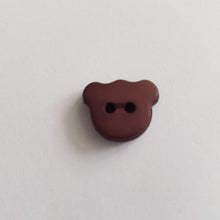 Lataa kuva Galleria-katseluun, Matta pintainen nalle-nappi, 15 mm leveys, läpiommeltava, 2 reikää. Hauska ja värikäs nappi sopii lasten paitoihin, neuleisiin, mekkoihin ja käy koristenapiksi. Kymmenen eri väriä: valkoinen, beige, vaaleanpunainen, keltainen, punainen, oranssi, lila, sinappi, turkoosi, tummansininen, tummanruskea, musta.