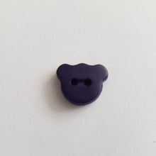 Lataa kuva Galleria-katseluun, Matta pintainen nalle-nappi, 15 mm leveys, läpiommeltava, 2 reikää. Hauska ja värikäs nappi sopii lasten paitoihin, neuleisiin, mekkoihin ja käy koristenapiksi. Kymmenen eri väriä: valkoinen, beige, vaaleanpunainen, keltainen, punainen, oranssi, lila, sinappi, turkoosi, tummansininen, tummanruskea, musta.