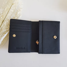 Lataa kuva Galleria-katseluun, Pieni ja tilava NELLA nahkalompakko, sopii pienempiikin laukkuihin. Lompakossa on hyvin tilaa korteille ja vetoketjullinen kolikkotasku. Takaa löytyy myös valokuvatasku. Materiaali: nahka Koko: pituus 11cm, leveys 8cm, syvyys 1,5cm Valmistusmaa Italia